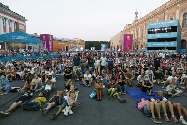 Фан-зона на Конюшенной площади во время трансляции финала чемпионата Европы по футболу 