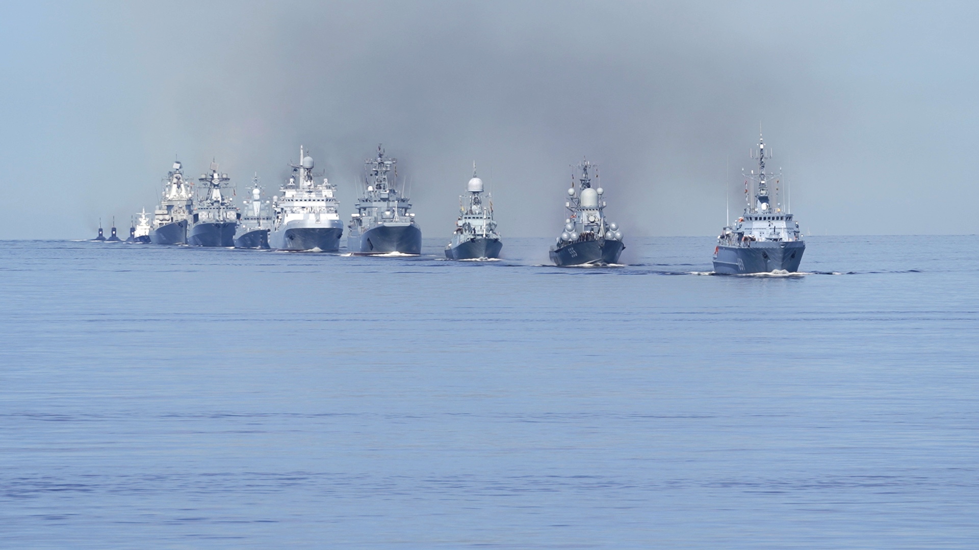 В Кронштадте прошла первая тренировка крупных кораблей Главного парада ВМФ