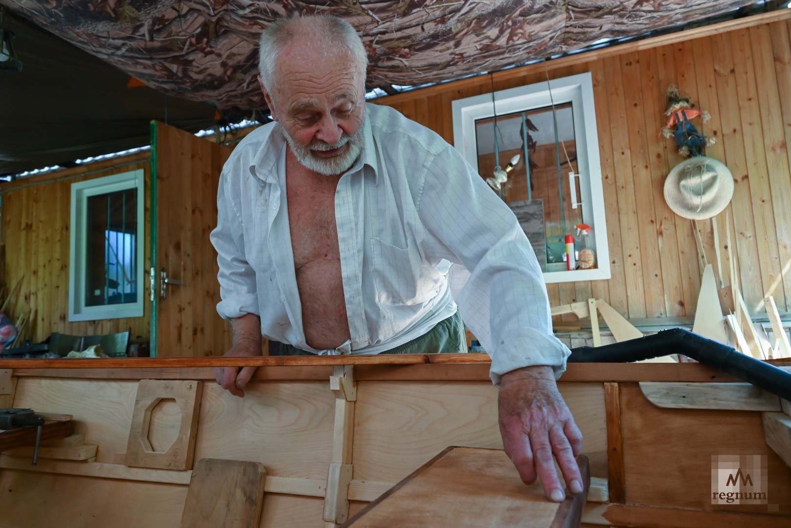 Валентин Главацкий работает над своей 33-й лодкой