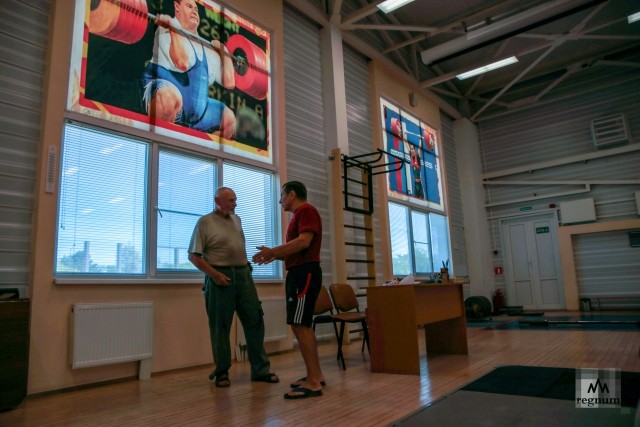 Валентин Борисович в зале тяжёлой атлетики в г. Солнечнодольск общается с другом