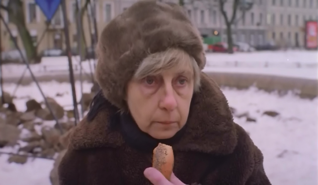 Пенсионерка ест хлеб