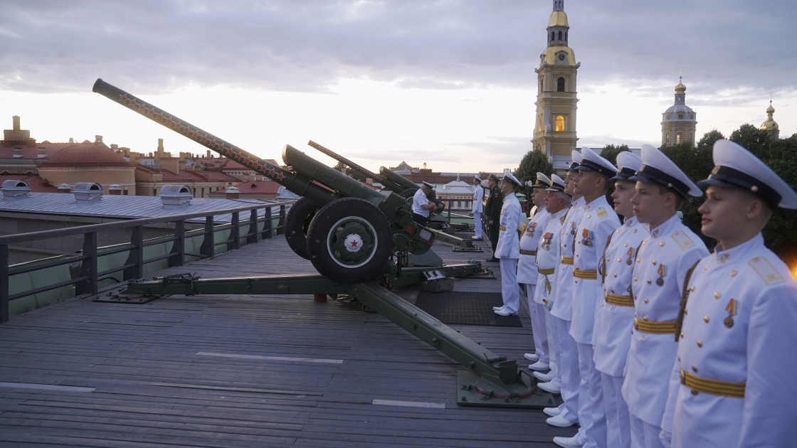 Морской парад кронштадт. Парад ВМФ В Кронштадте 2022. Салют Кронштадт ВМФ. День ВМФ Кронштадт. Салют день ВМФ Кронштадт.