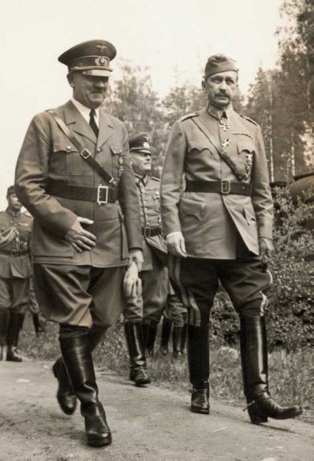 Карл Густав Маннергейм принимает Адольфа Гитлера. 1942