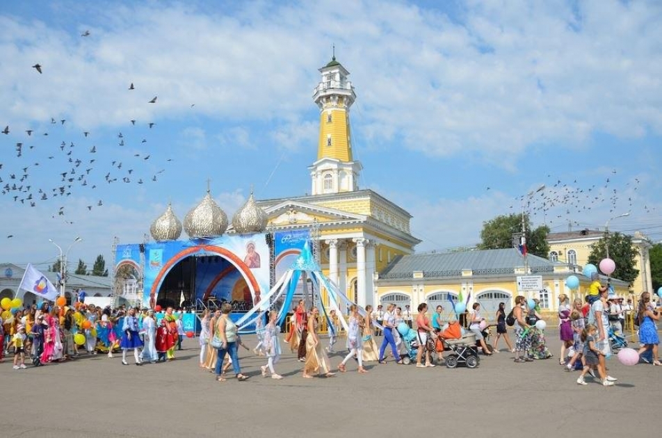 День костромы. Площадь Сусанинская центр Кострома. Площадь Сусанина в Костроме. Город Кострома Сусанинская площадь. День города Кострома.