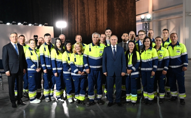 Владимир Путин с работниками и строителями завода «Цемикс». Башкирия 