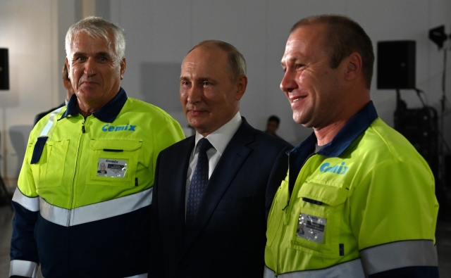 Владимир Путин с работниками и строителями завода «Цемикс». Башкирия 