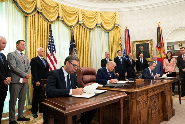 Александр Вучич в Белом доме подписывает Соглашение об экономическом сотрудничестве с Косово