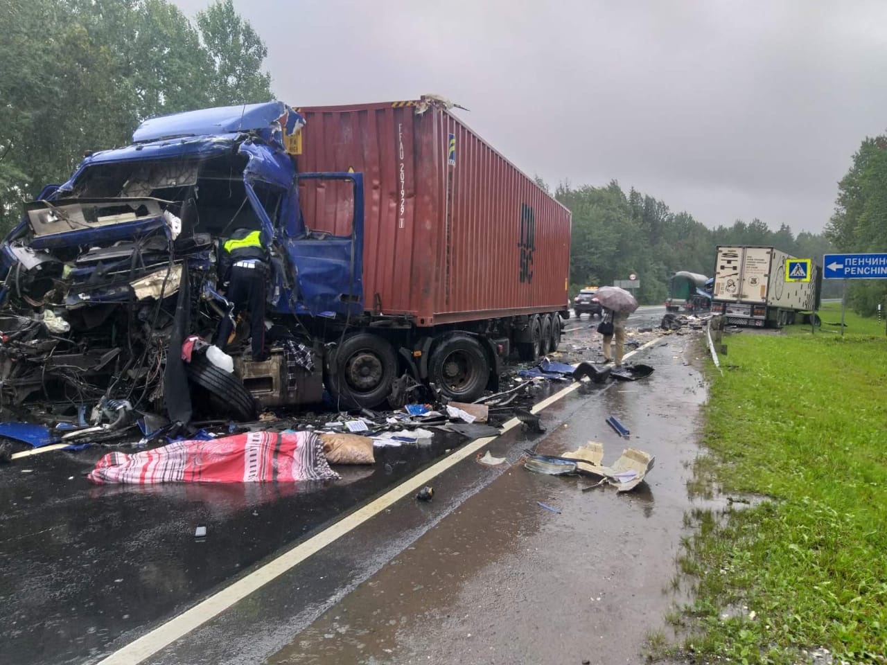 Два человека погибли в лобовом ДТП грузовиков на трассе «Кола» в Ленобласти