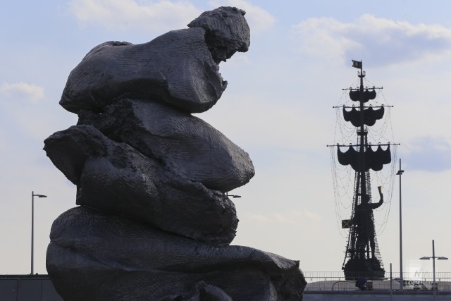 Инсталляцию уже невзлюбили москвичи, как и памятник Петру