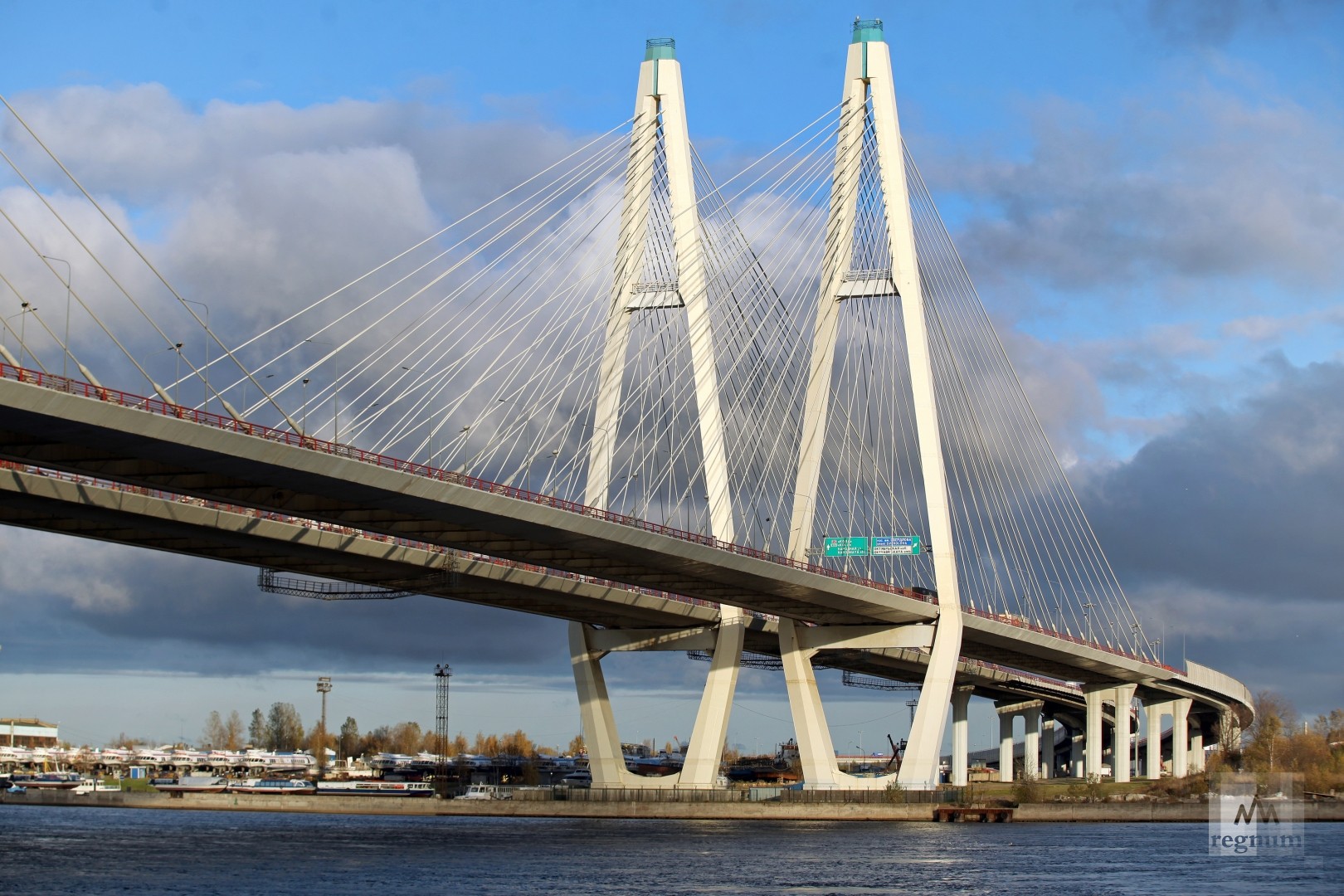 В крупных городах Приморья два человека прыгнули с мостов