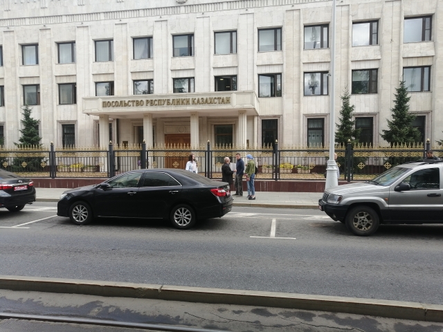 Пётр Коломец и прохожие у посольства Казахстана