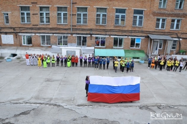 Российский флаг на школьной линейке 