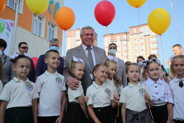 Ростовский губернатор на школьной линейке