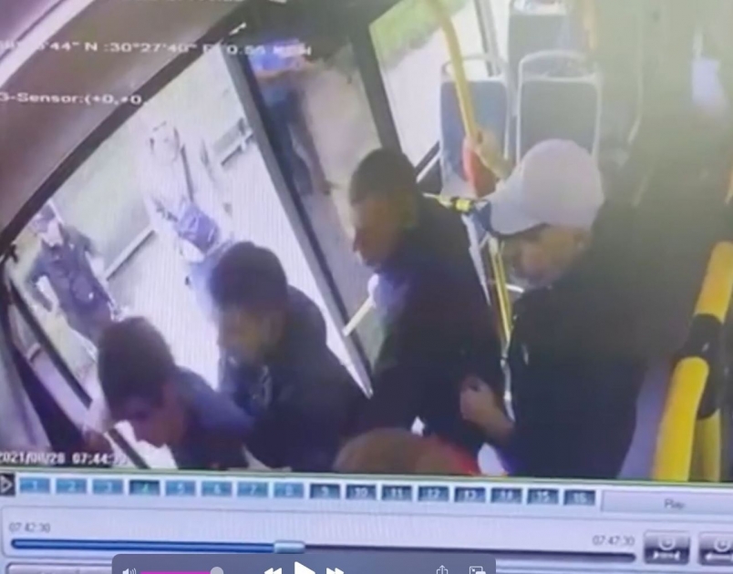 маршрутка. в автобусе в вильнюсе оказалась украинкой. девочка в автобусе. в автобусе в вильнюсе оказалась украинкой. толстая женщина в автобусе.