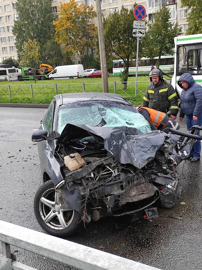 В лобовом ДТП с автобусом в Колпино пострадал человек