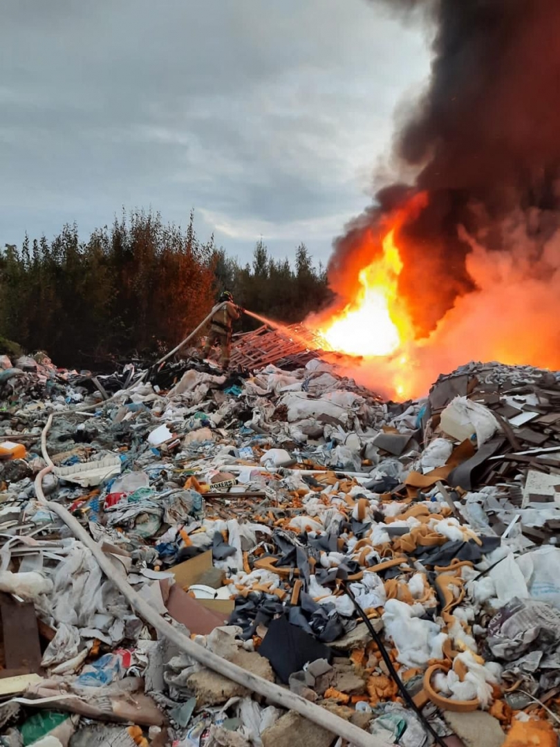 В Мурино под Петербургом горит нелегальная свалка