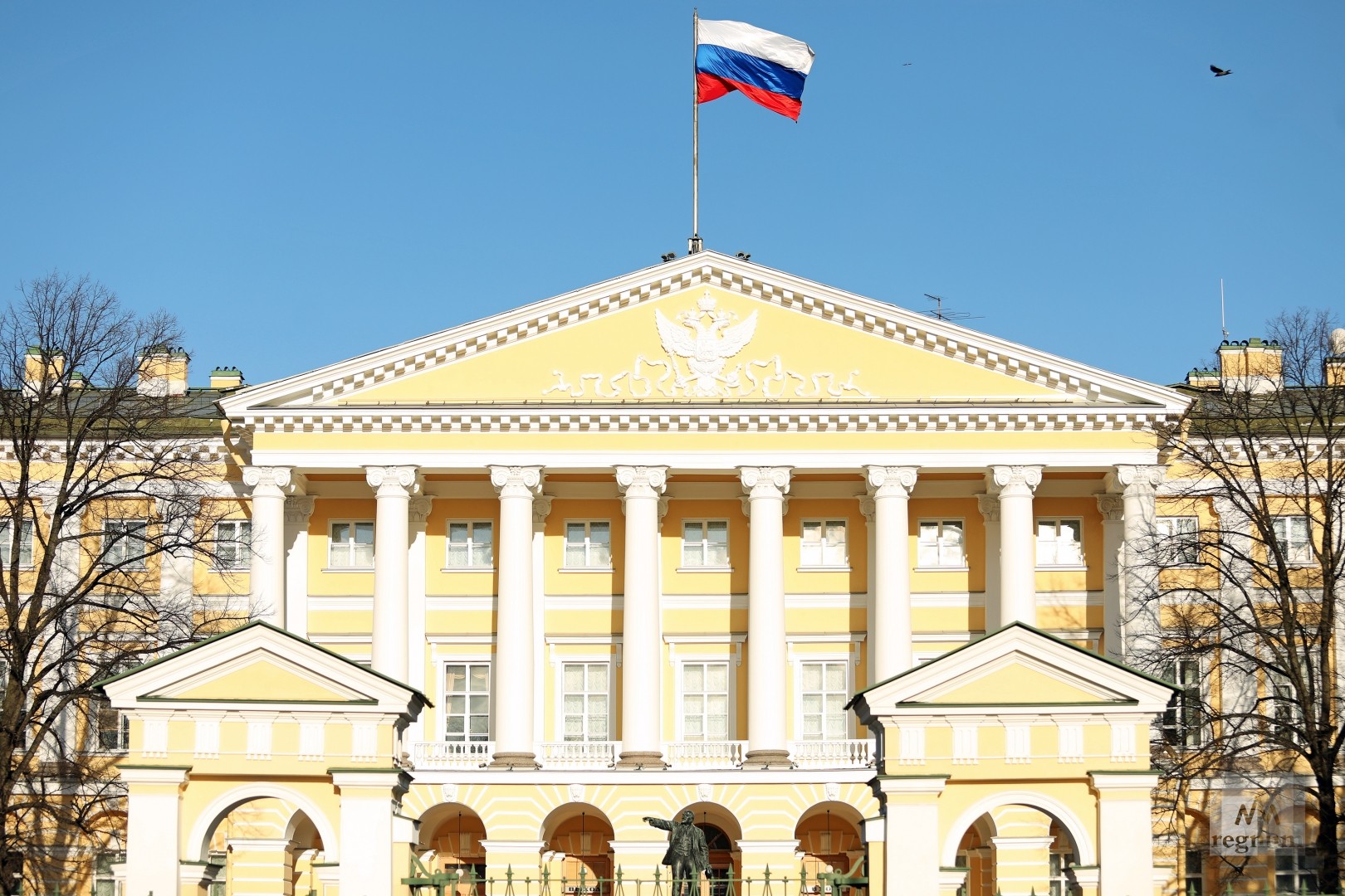 Здание смольного в санкт петербурге