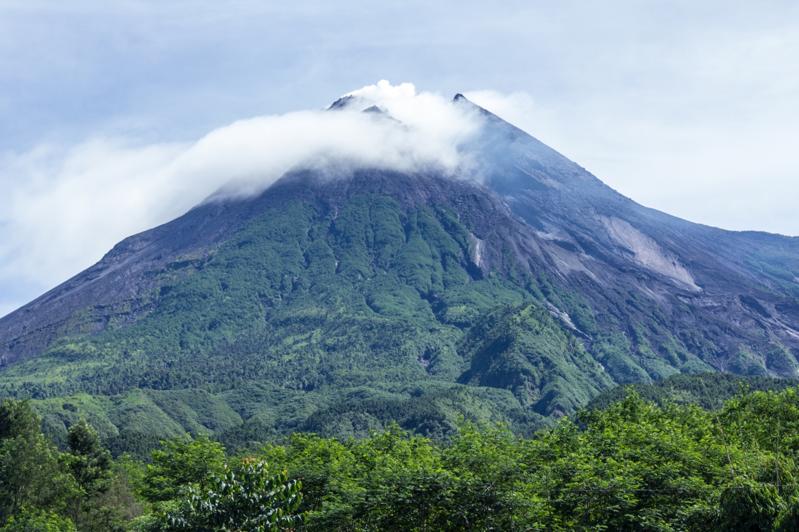 Вулкан Мерапи (Центральная Ява, Индонезия)