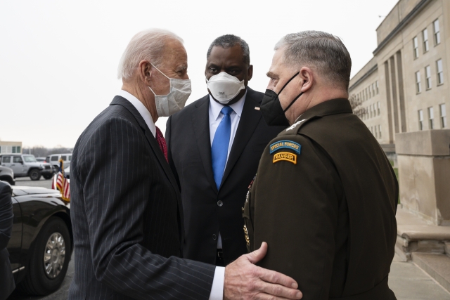 Президент США Джо Байден с министром обороны Ллойдом Остином и генералом армии Марком А. Милли