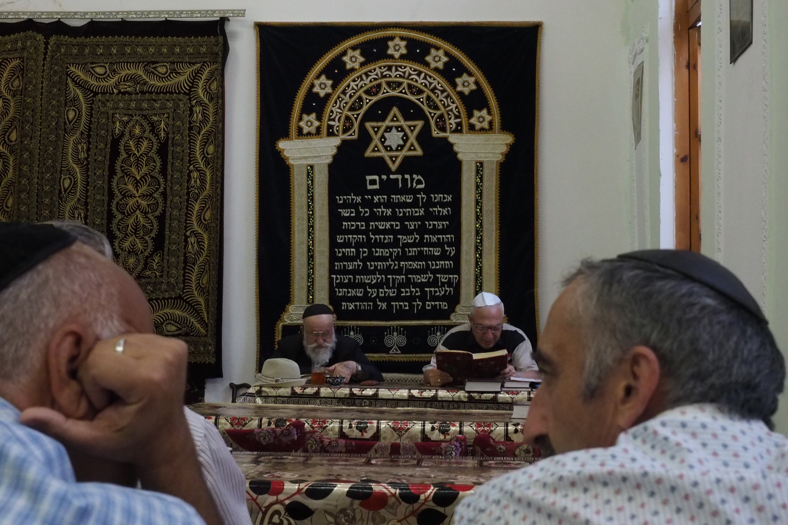 Раввин Аарон Сиянов (слева) и глава бухарской еврейской общины Абрам Исхаков (справа) в «первой» синагоге