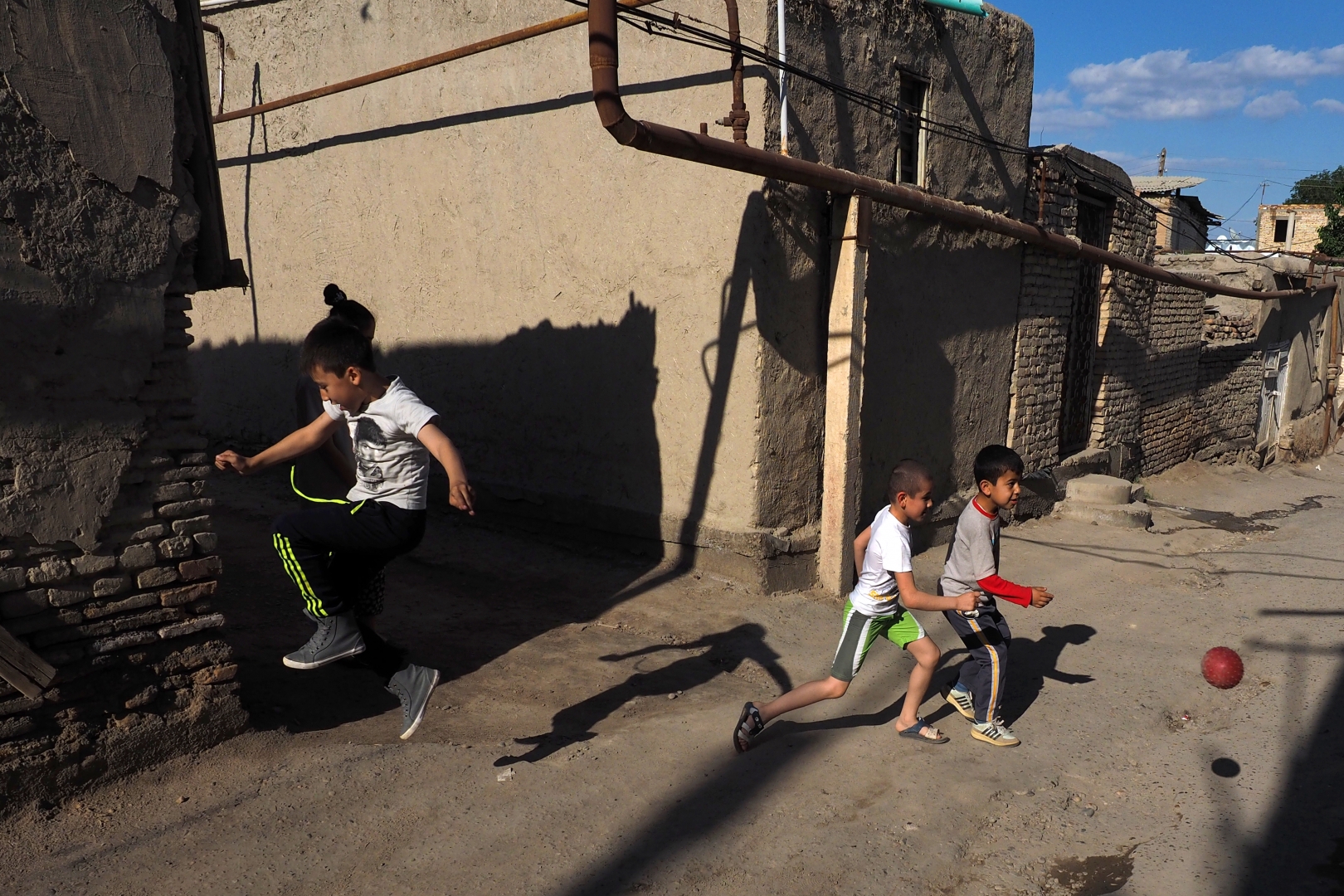 Дети играют в мяч в еврейском квартале
