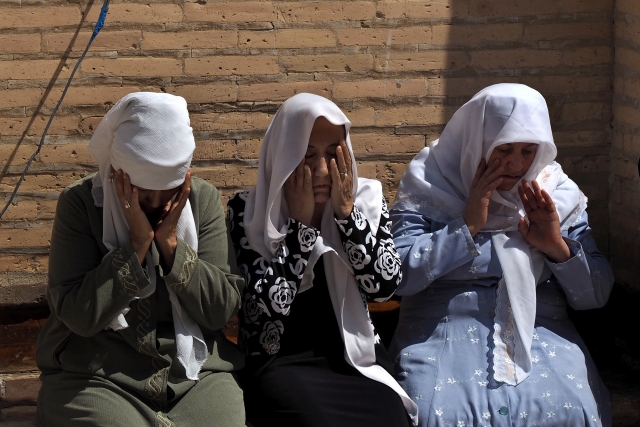 Женщины, которым не хватило место в женской мечети комплекса Бахауддина Накшбанди