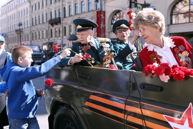 Проезд ветеранов по Невскому проспекту. 9 мая 2020 