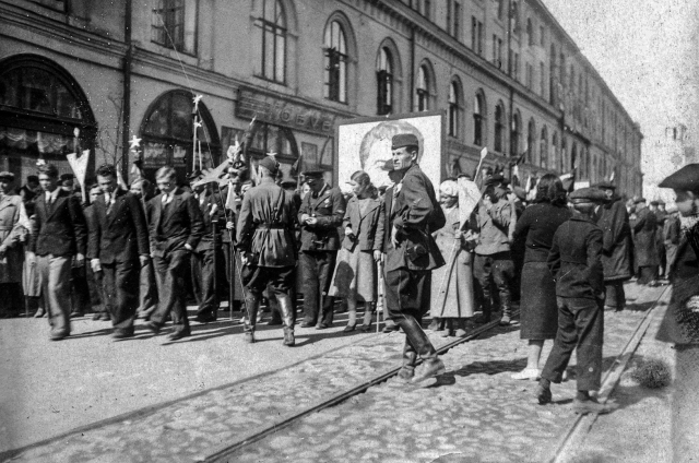 Демонстрация на улице Чернышевского (современная Кремлевская). Казань. 1941