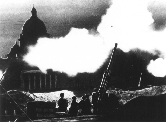 Отражение авианалёта на Ленинград возле Исаакиевского собора, 1941