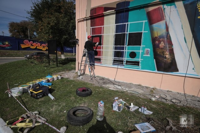 В росписи домов приняли участие 60 художников со всего мира