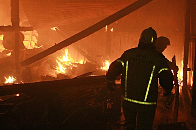 На пожаре в Залесовском районе пожарные спасли троих детей
