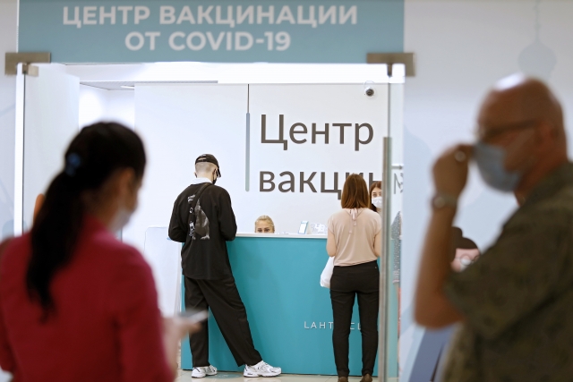 Центр вакцинации в одном из ТЦ Петербурга