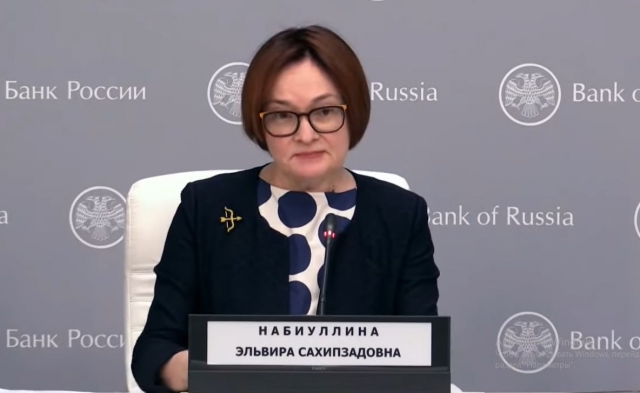 Глава ЦБ РФ Эльвира Набиуллина с брошкой в виде стрелы и лука