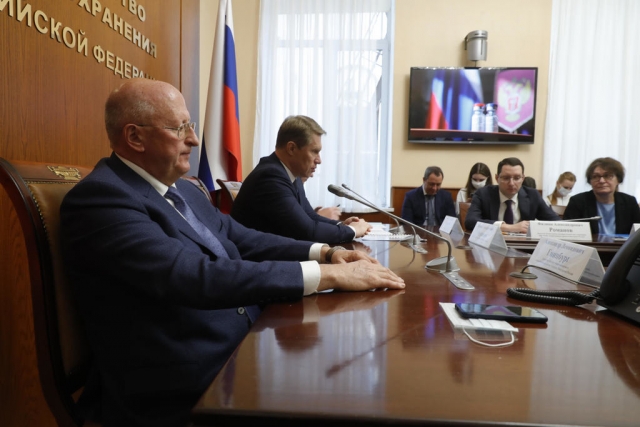 Александр Гинцбург и министр здравоохранения РФ Михаил Мурашко 