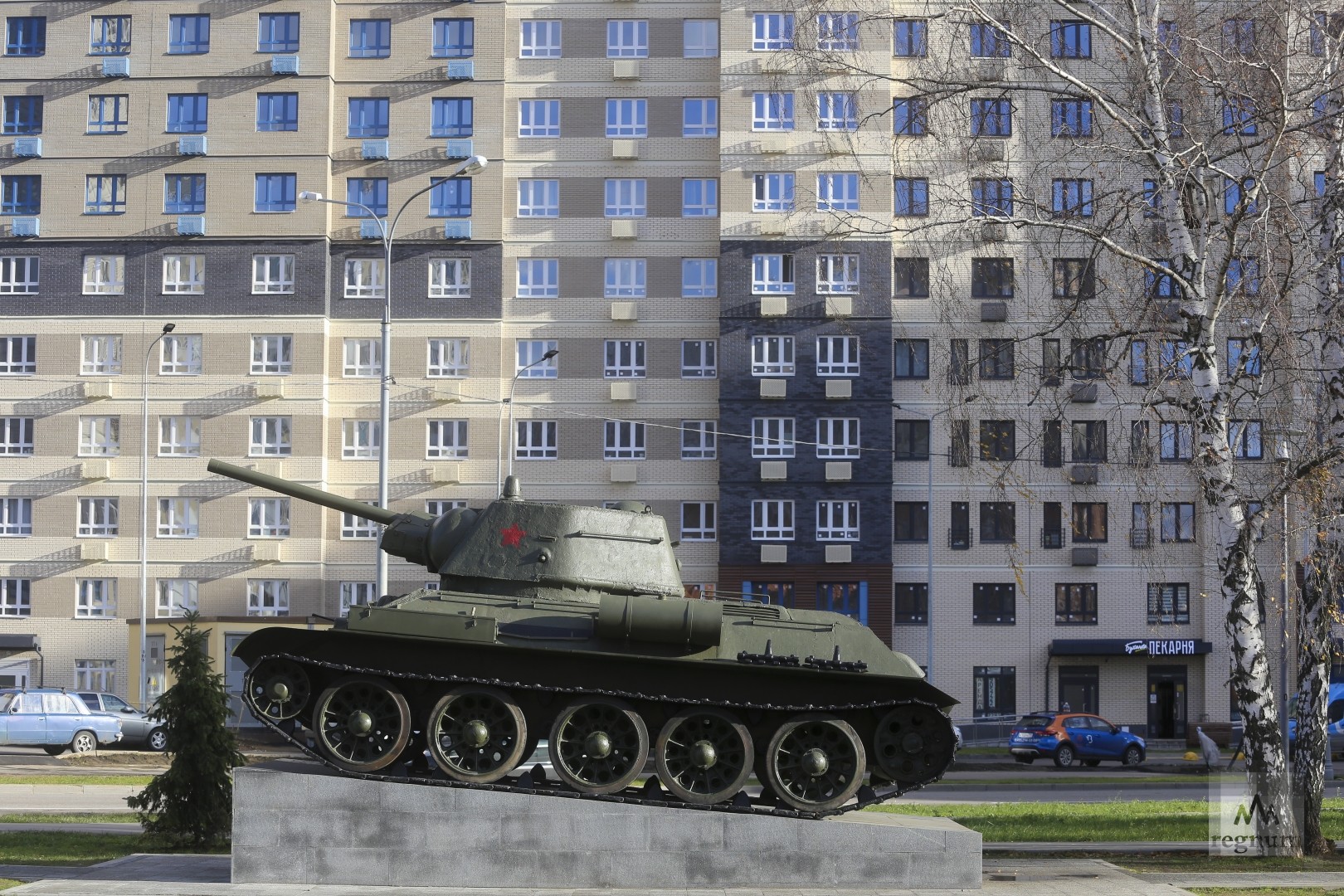 Танк Т-34 в сквере Победы, открытый в сентябре 2021 года. Некрасовка. Москва