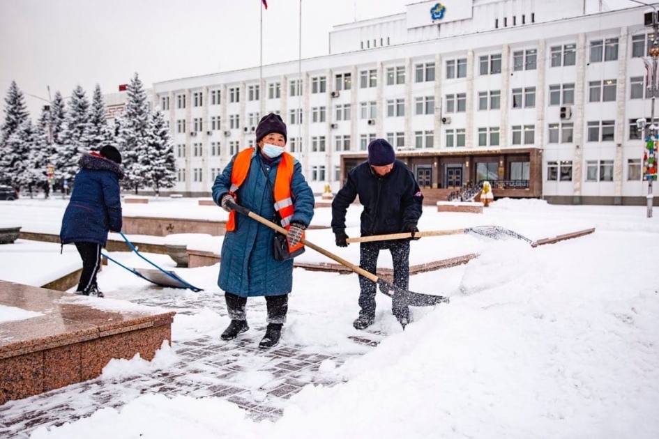 Погода в кызыле. Снегопад Кызыл. Уборка снега Кызыл. Снег в России. Снегопад в России.