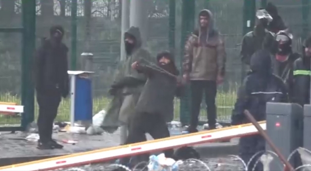 Беженцы бросают камни в польскую армию