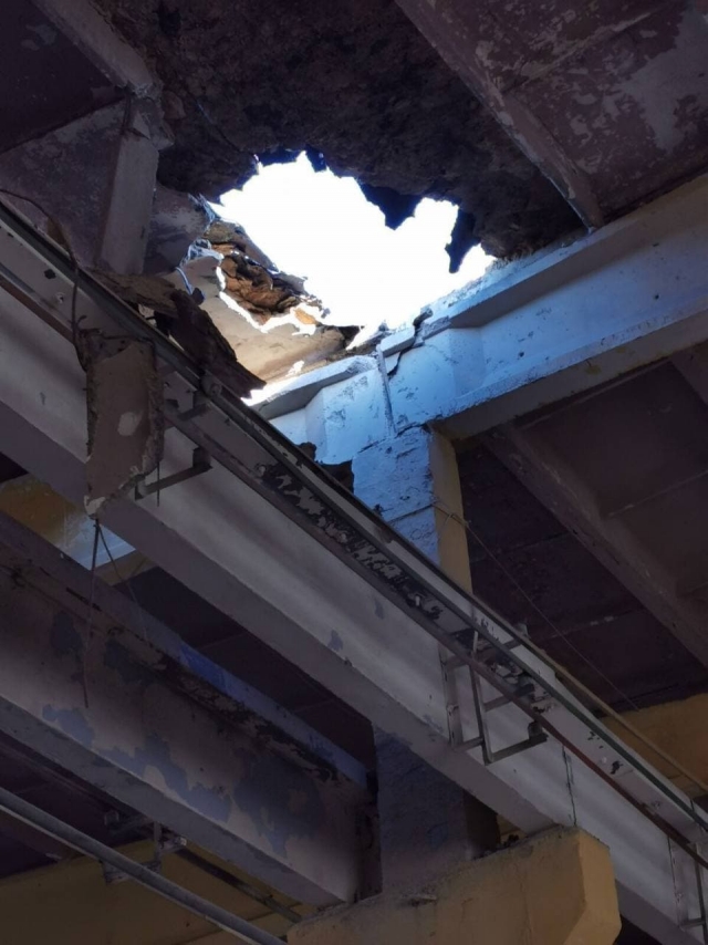 Попадания украинских 122-мм снарядов в здание экспериментального цеха Ясиноватского машзавода.
