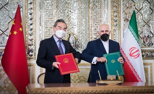 Министр иностранных дел Ирана Мохаммад Джавад Зариф и министр иностранных дел Китая Ван И подписали документ о 25-летней программе сотрудничества Иран-Китай 