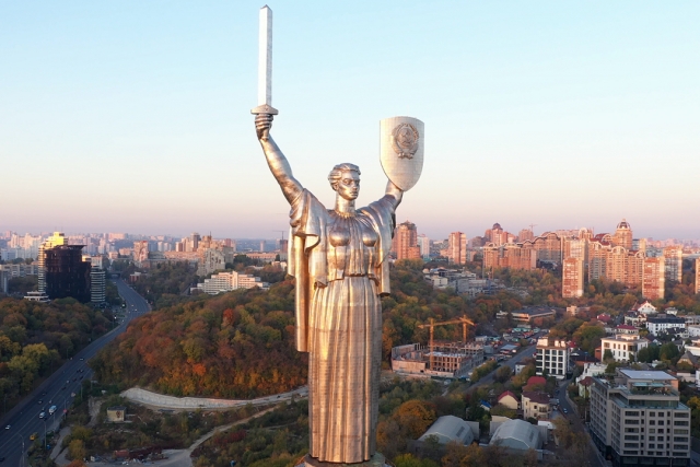 Родины нет! Зачем монумент?» — «Родину-мать» в Киеве просят переделать
