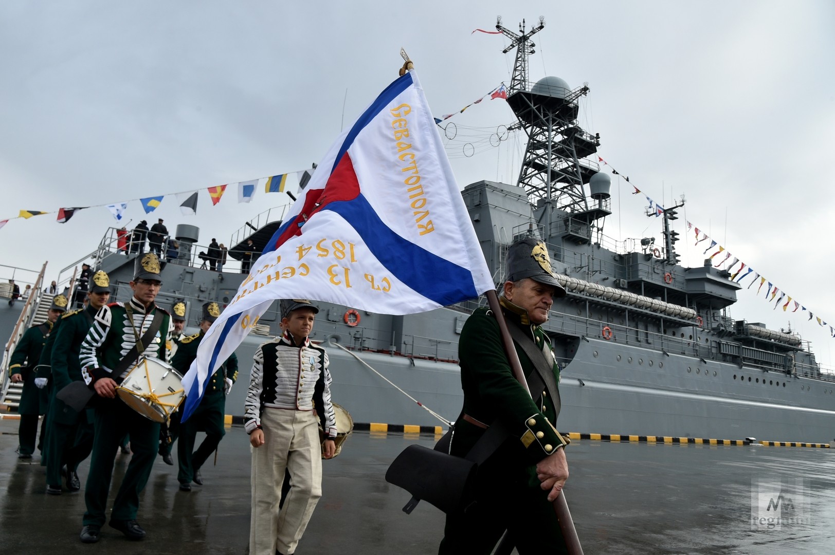 Окончание торжественной церемонии подъёма Георгиевского военно-морского флага на корабль «Азов»