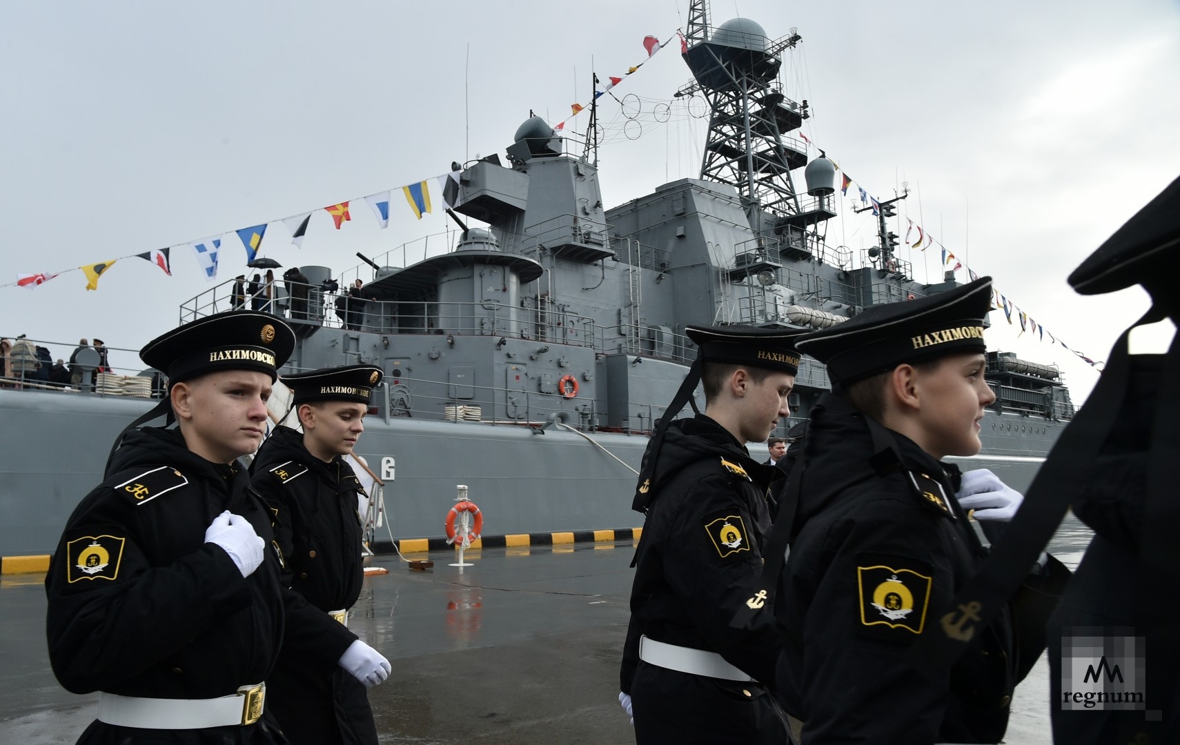 Окончание проведения торжественной церемонии подъёма кормового Георгиевского военно-морского флага