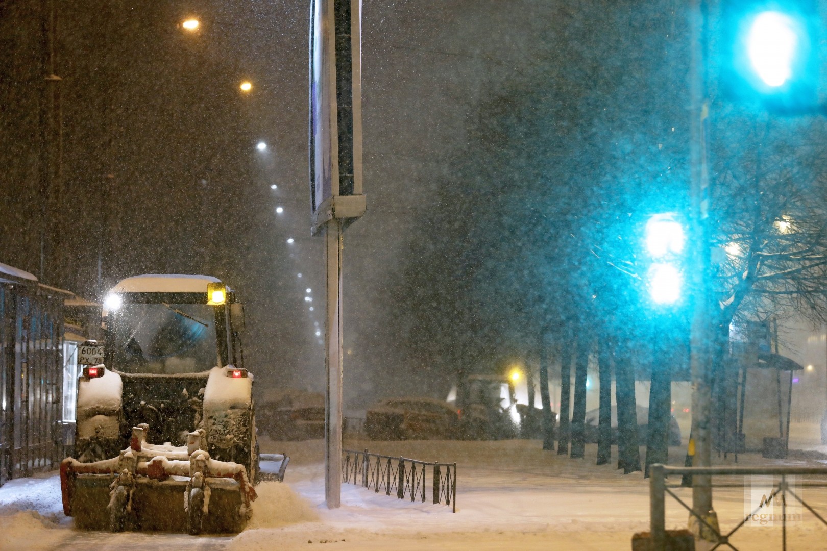 Снегоуборочная техника на улице Петербурга