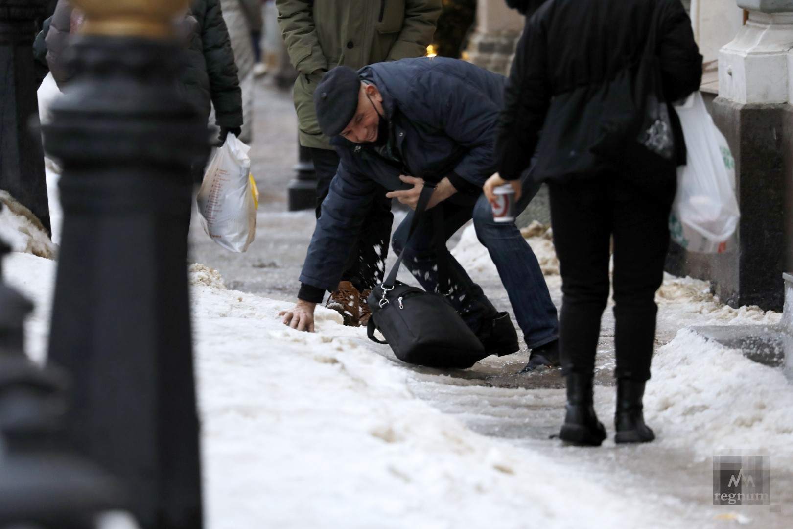 Отчего упала. Лед на тротуарах Петербурга. Люди гололед Питер.
