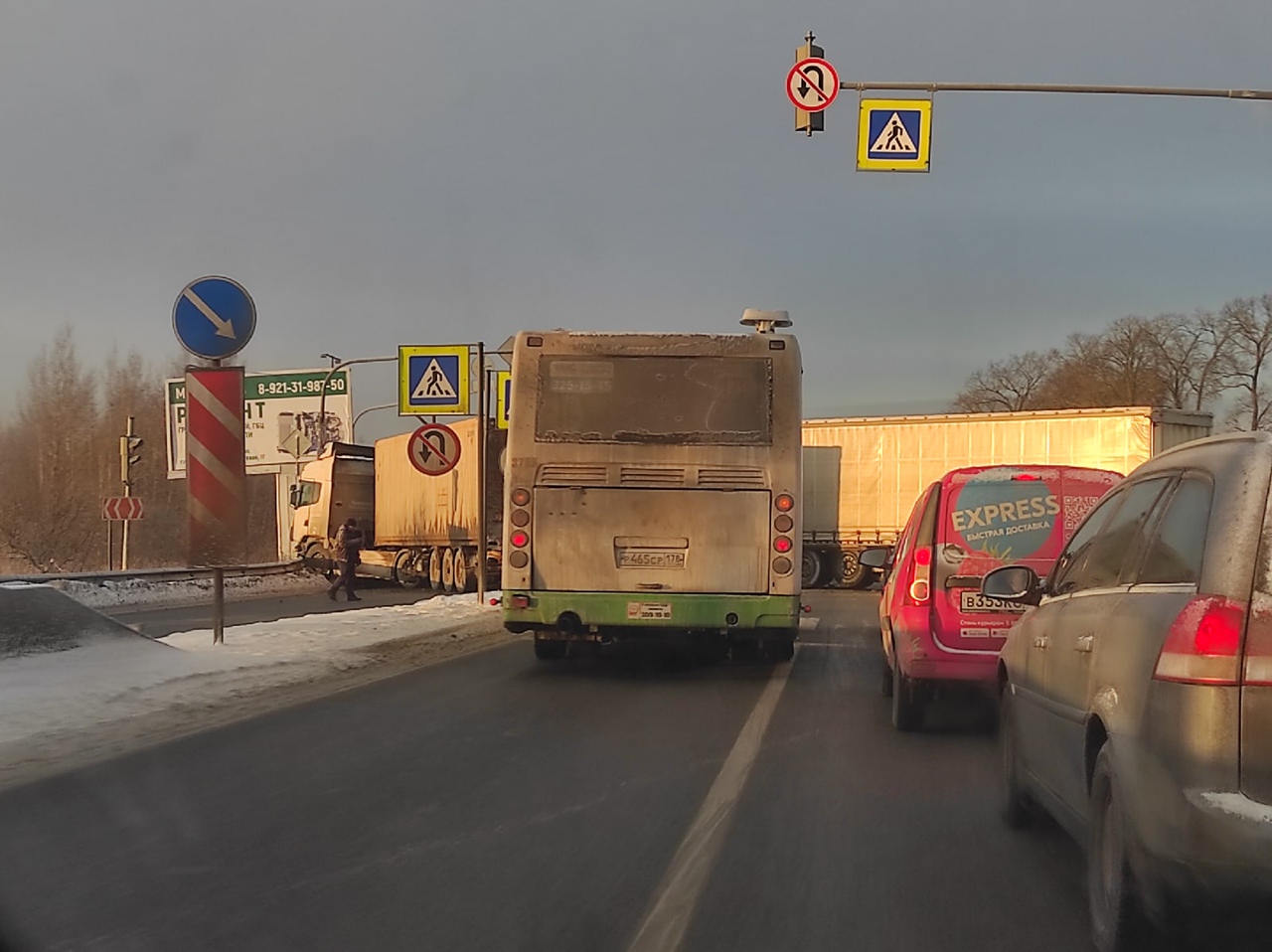 Массовое ДТП парализовало движение на Московском шоссе Петербурга