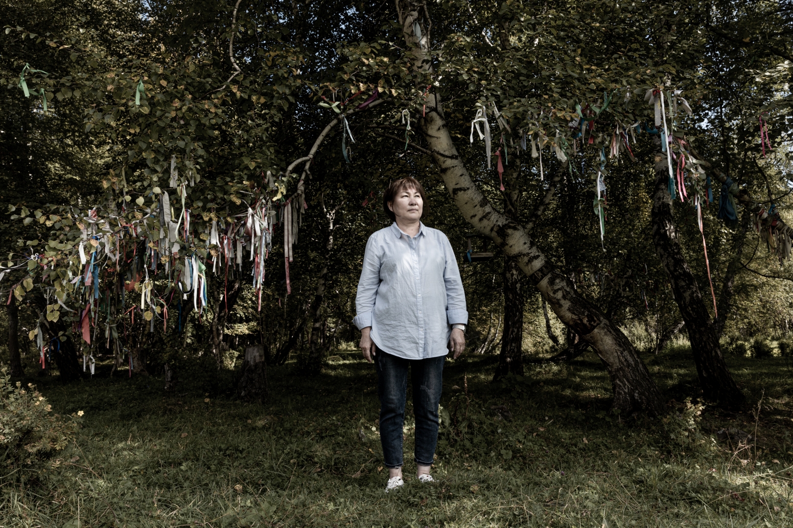 Виктория Кулишова, научный сотрудник музейного комплекса «Казанка», хранительница местных традиций. Виктория стоит около деревьев у подножья Иней Тас