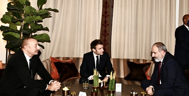 Президент Азербайджана Ильхам Алиев, президент Франции Эммануэль Макрон и премьер-министр Армении Никол Пашинян 