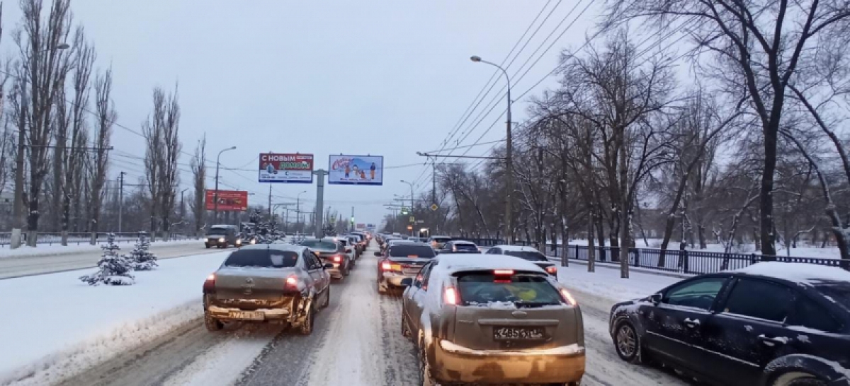 Пробки волгоград сейчас. Пробка на дороге. Дороги Волгограда. Весенняя дорога. Большая пробка.