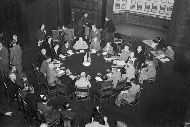 Делегации трёх держав-победительниц на Потсдамской конференции за круглым столом конференц-зала в Цецилиенхофе. 17 июля 1945