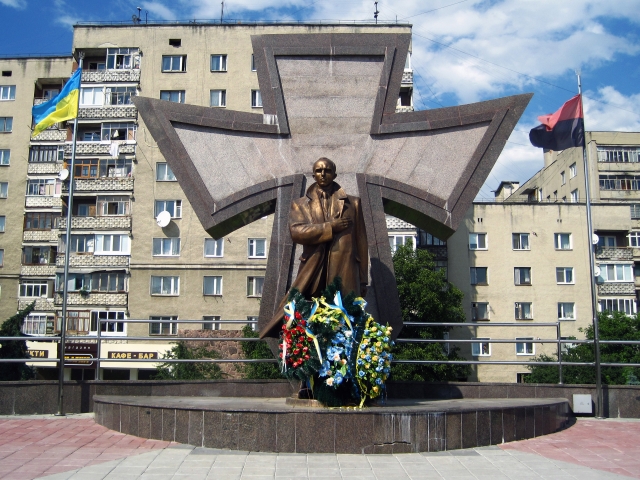 Героизация пособника нацистов  Степана Бандеры на Украине